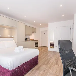 https://town-or-country-canute-studio.tophotelsbath.com